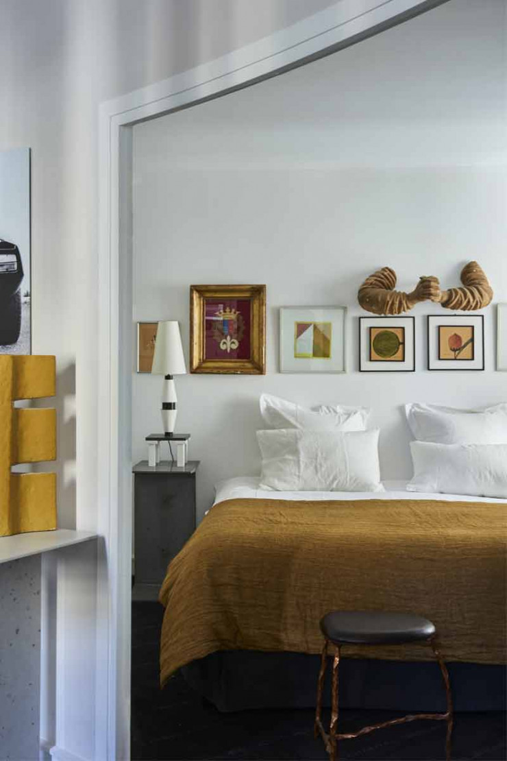 Dans la chambre, chevet IPN en béton fibré (Malherbe Edition), tabouret Spring/Summer en chêne et métal, design Valentin Loellmann (Galerie Gosserez), linge de lit Maison de Vacances.