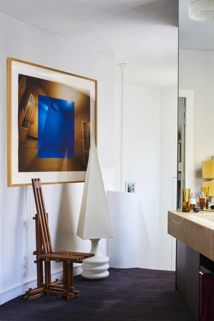 Dans le dressing, chaise en chêne de Dominique Zimbacca (1970, Galerie Yves Gastou), luminaire vintage (Maison Jaune Design, aux puces de Saint-Ouen). Au mur, photo de Georges Rousse (galerie RX).