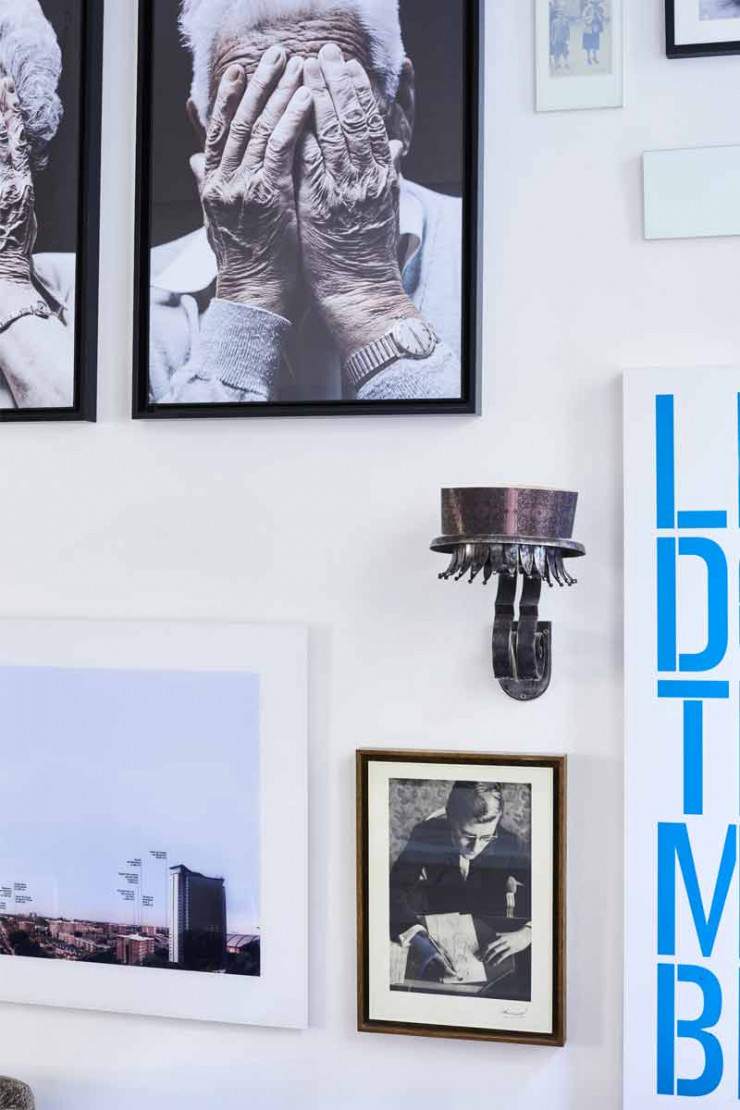 Applique en métal dégotée chez Emmanuel Renoult au marché Paul Bert des puces de Saint-Ouen.