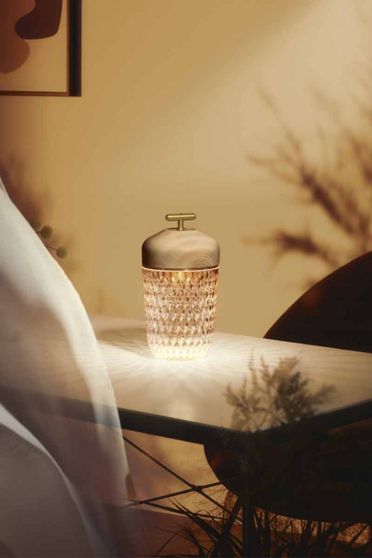 Dans la collection « Folia », inspirée des forêts environnant la manufacture Saint-Louis, en Moselle, Noé Duchaufour-Lawrance signe une splendide lampe baladeuse en frêne et crista.