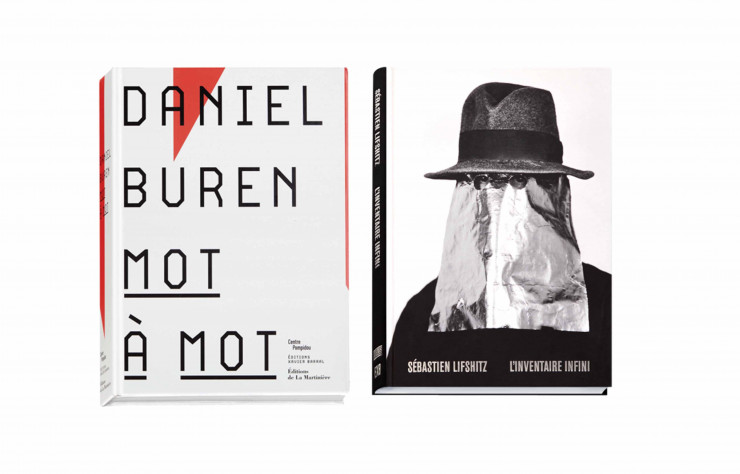 À gauche, Mot à mot, de Daniel Buren, est le premier livre-objet édité par Xavier Barral en 2002. À droite, L’Inventaire infini – Sébastien Lifshitz 2019, de Sébastien Lifshitz et Isabelle Bonnet, présente 300 photos issues de la collection du cinéaste.