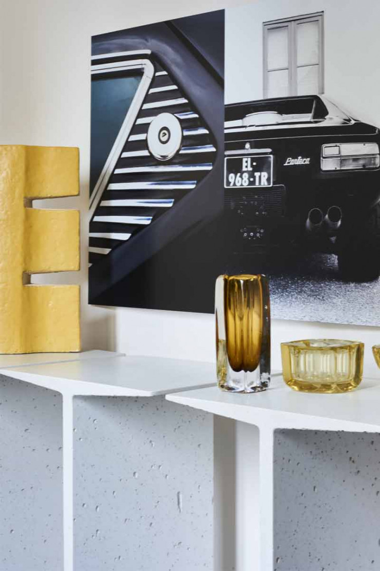 Posées sur des poutres IPN en béton fibré, design Hubert de Malherbe, verreries de Murano et céramique d’Andrée et Michel Hirlet (Galerie Yves Gastou). Au mur, photo de Lionel Koretzky (agence Soixan7e Quin5e).