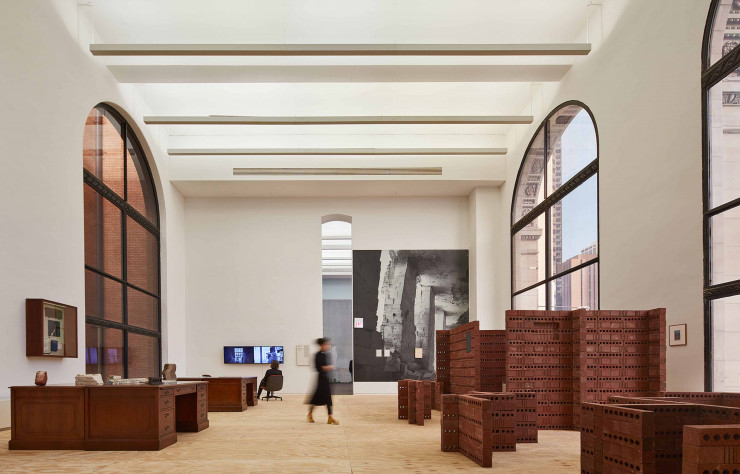 Les installations Landed: Gates et al., de Theaster Gates (à gauche), et SIISIS, de Vincent Meessen (à droite), au Chicago Cultural Center.