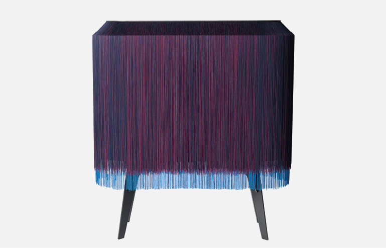 Table Baby Alpaga ceinte de franges, design Rachel et Benoît Convers, 740 €, Ibride. Fabriqué en France.