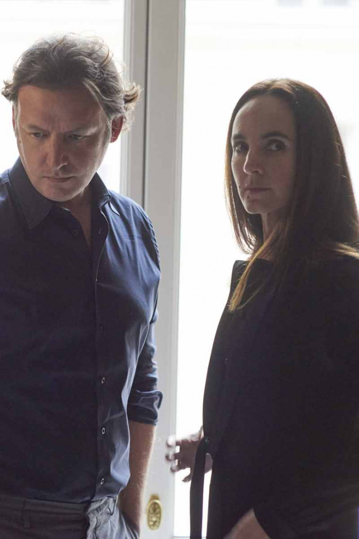 Dans sa boutique-appartement, le duo présente « Les choses », sa première ligne de mobilier, luminaires et accessoires de déco…