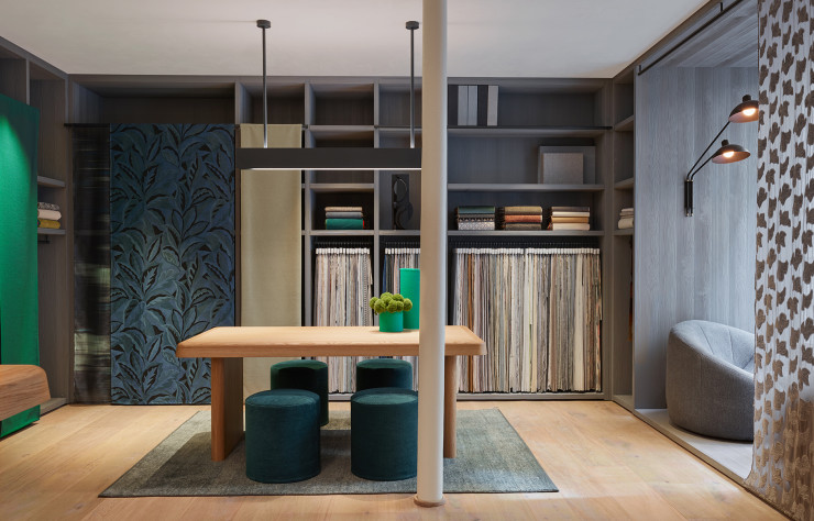 Agrémentée de livres, une bibliothèque présente les différentes gammes textiles et instille un air d’appartement privé.