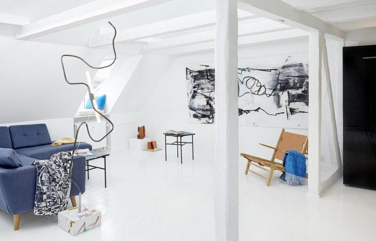 De part et d’autres des tables basses en marbre du studio Bruunmunch & Simonsen, la « Hunting Chair » de Borge Mogensen et la lampe de Pettersen & Hein illustrent deux époques et deux visions du design scandinave.