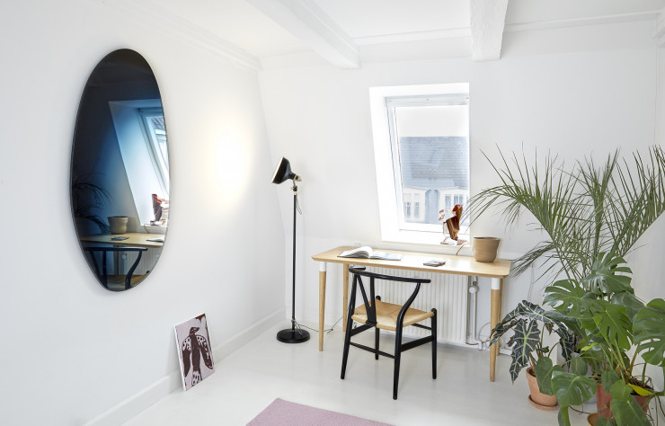 Dans toutes les pièces, l’usage du blanc sublime les pointes de couleurs et de noir apportées par la Y Chair de Hans Wegner et le miroir « Off Round Hue » de Sabine Marcelis et Brit Van Nerven.