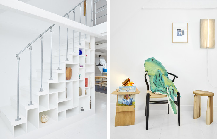 Alors qu’un escalier prend des allures de cabinet de curiosités, la Y Chair de Hans Wegner et un porte-magazines de Jens Risom cohabitent avec une lampe à poser et une suspension de Lumière Bricoleur, ainsi qu’une table d’appoint de Linde Freya  (Destroyers/Builders).