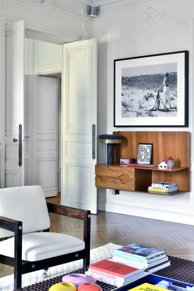 Dans l’appartement de l’architecte, à gauche, fauteuil du Brésilien Sergio Rodrigues. Au-dessus de la console signée Gio Ponti, une photo de la série « Untitled Film Stills », de Cindy Sherman. Dans cette série de 69 photos en noir et blanc, qui reprend l’esthétique des films de série B, l’artiste se met en scène tout en s’inspirant des photographies d’actrices de cinéma des années 50 et 60.