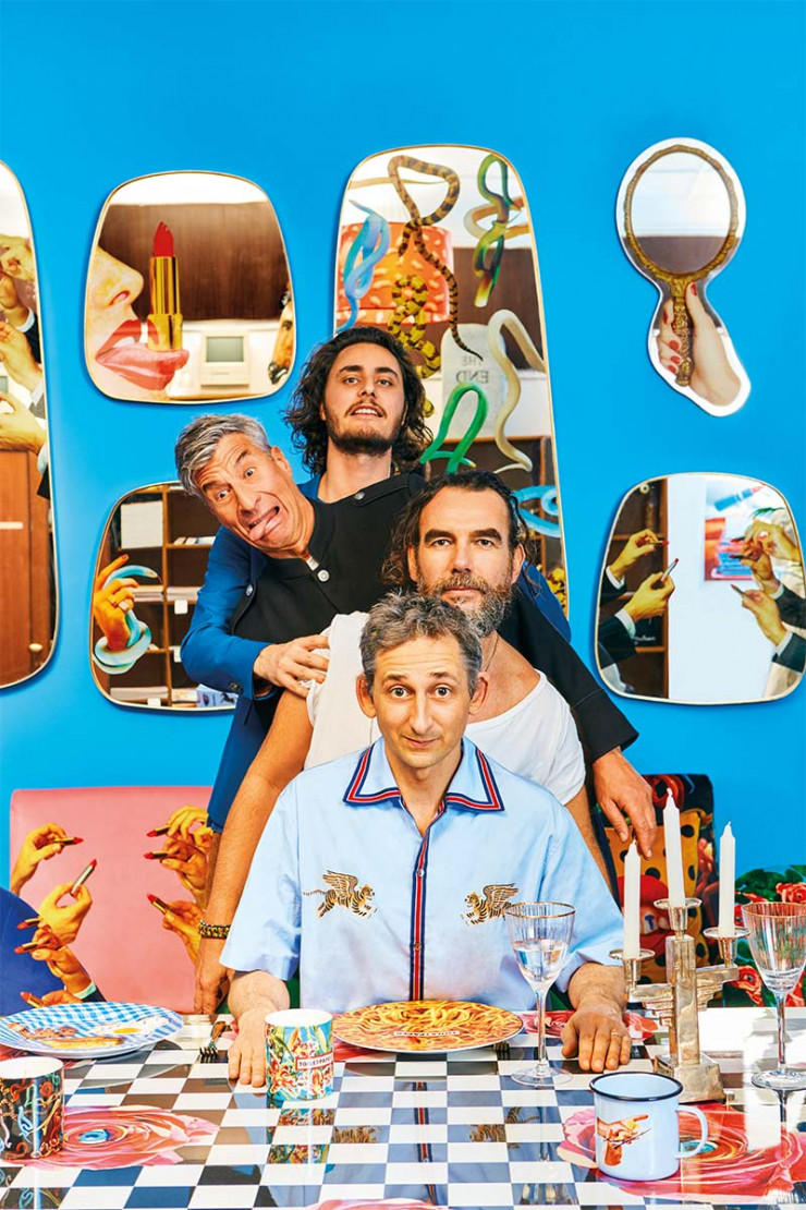 Le duo de créateurs italiens pose avec ses éditeurs, Stefano Seletti (Seletti) et Charley Vezza (Gufram), devant un ensemble de miroirs imaginés par Toiletpaper pour Seletti.