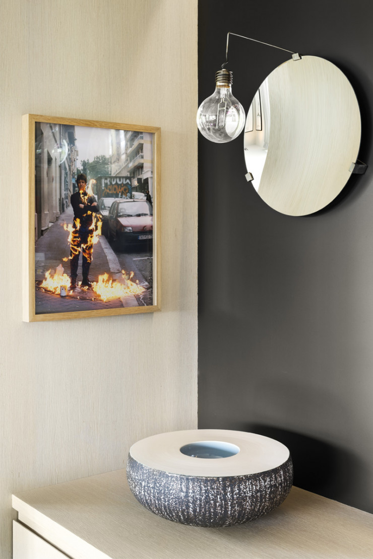 A Grange-Canal, en Suisse, un appartement réaménagé par Charles Zana. Au mur, Je suis innocent, cliché saisissant du photographe Adel Abdessemed.