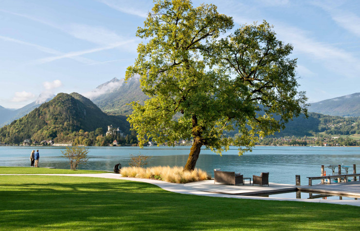 Posée sur les bords du lac d’Annecy, l’Auberge du Père Bise est un havre de paix et de gastronomie.