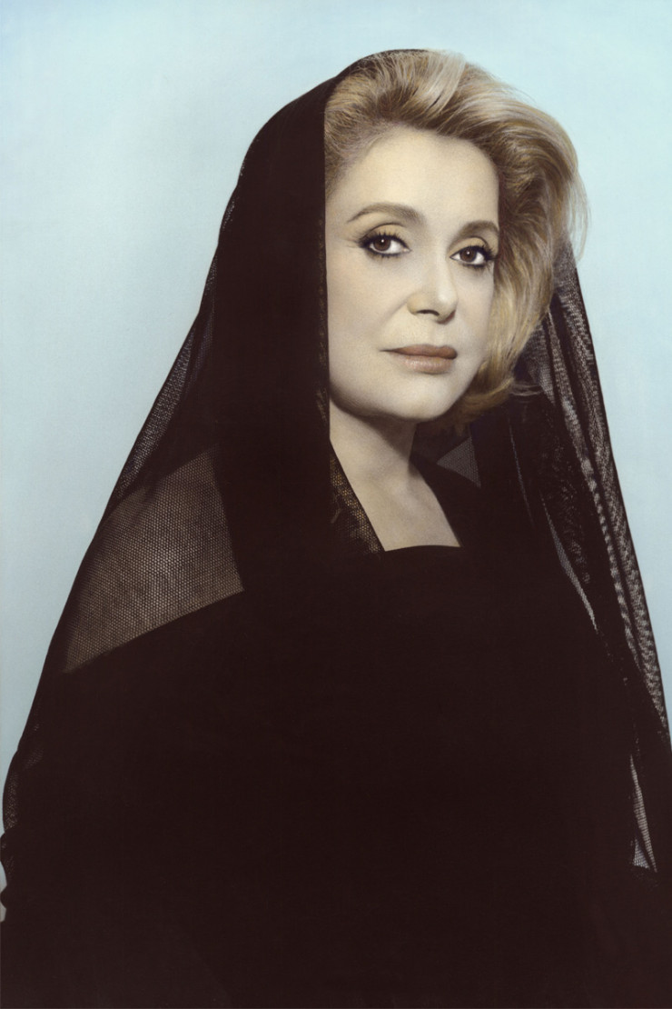 Sous le prisme de l’objectif, le voile porté par Catherine Deneuve n’est plus le sujet d’un débat religieux. Il souligne la douceur des traits de l’actrice, qui pose en madone de la Renaissance.