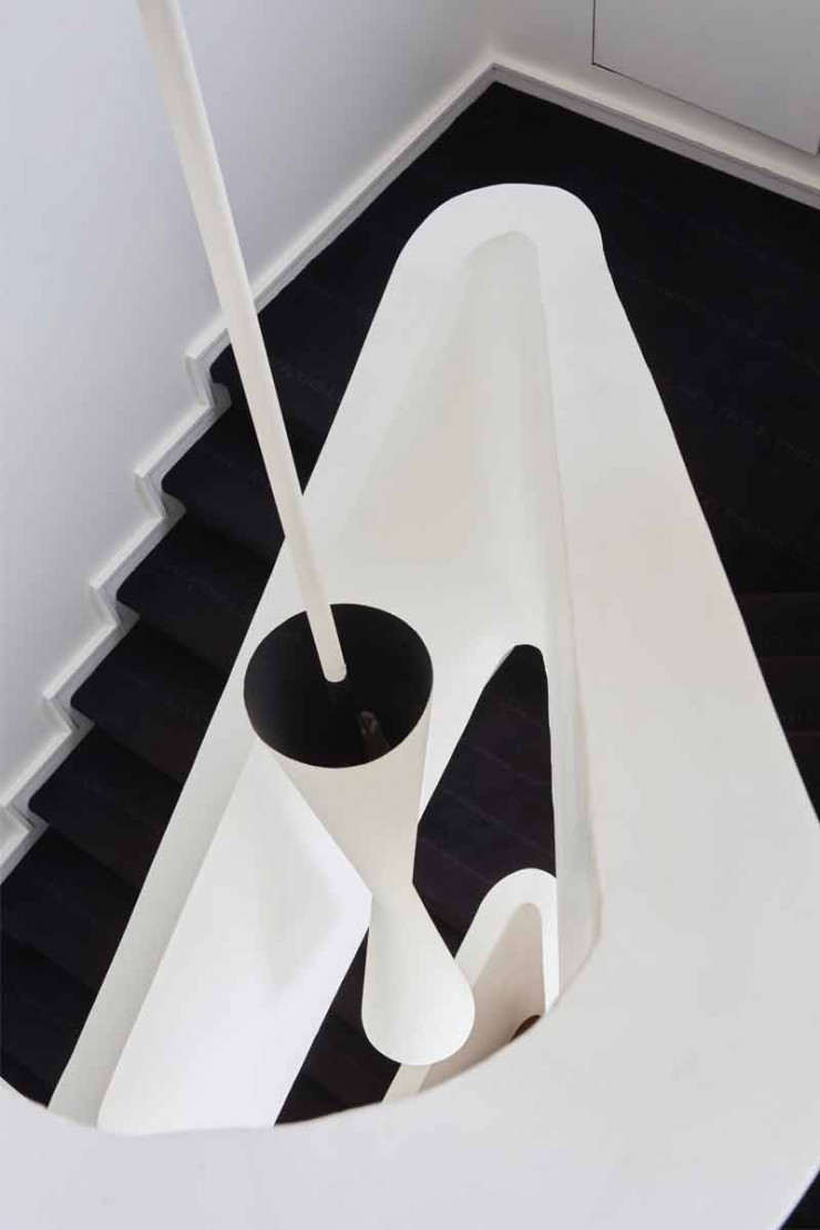 Dans l’escalier domine une suspension en métal récupérée et transformée par Hubert de Malherbe. 