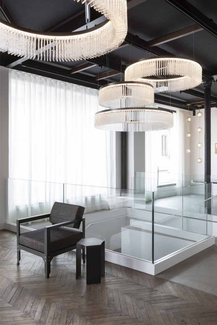 Dans le showroom de la rue Saint-Martin (IIIe), à gauche, lustre de la collection « Ice », de Reda Amalou.