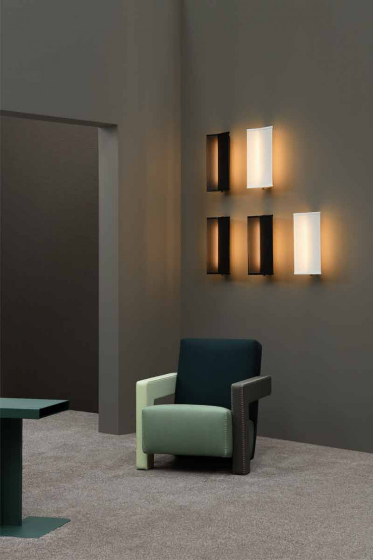 Photo extraite de la brochure Sammode Studio, qui présente des rééditions de luminaires signés Pierre Guariche ; ici les appliques G3 au côté d’un fauteuil Utrecht de Gerrit Rietveld (Cassina).