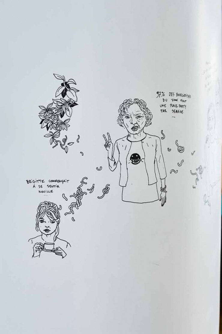 Sur le mur, un graffiti du graphiste Jean-Baptiste Aizier.