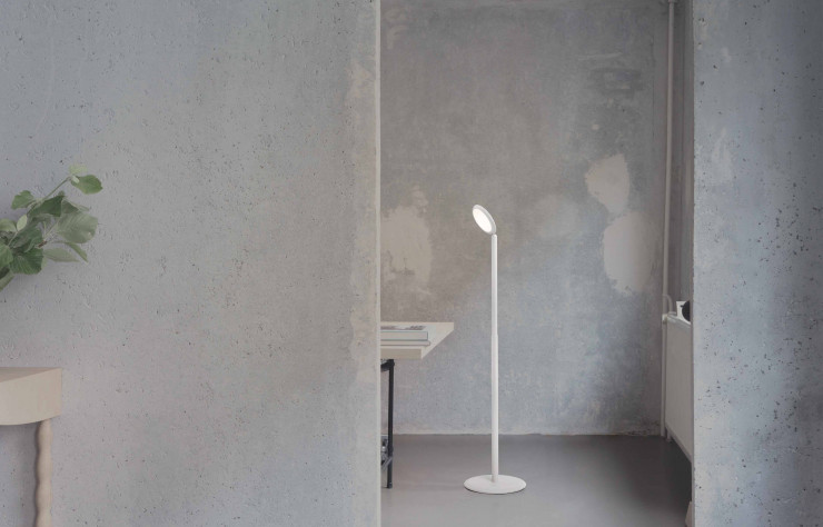 Chez Tobias Grau, les luminaires s’essaient au sans fil, comme ce lampadaire Parrot, signé Timon et Melchior Grau, qui permet de vraiment suivre ses envies.