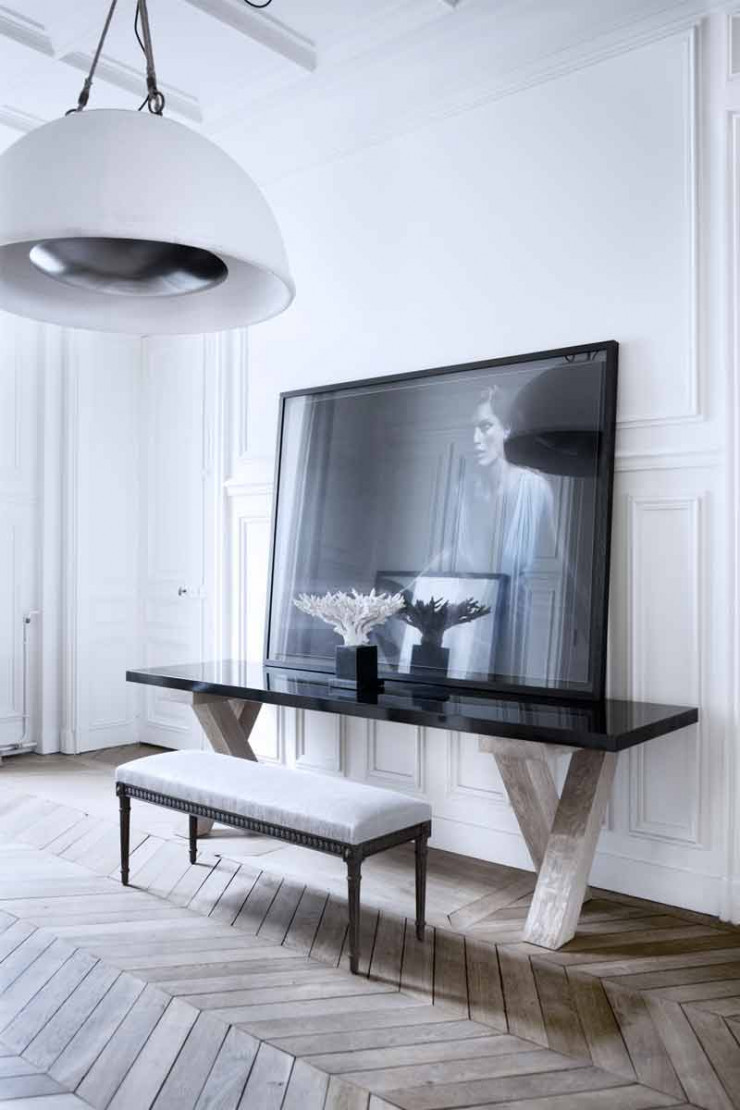 Dans le showroom de Patrick Gilles et Dorothée Boissier, avenue Montaigne, à Paris. Sur la console est posée La Femme de Nadav Kander.