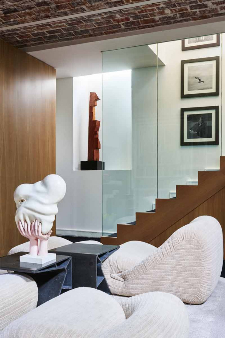 Dans le sous-sol, cet espace accueille une paire de chauffeuses chinée (Maison Jaune Design, aux puces de Saint-Ouen). Sur une table Nervure en béton, design Marco Marino (Malherbe Edition), sculpture de Richard Bello (1960). Dans la niche, sculpture Le guetteur de Jean Touret (Galerie Yves Gastou). Au mur, photos personnelles.