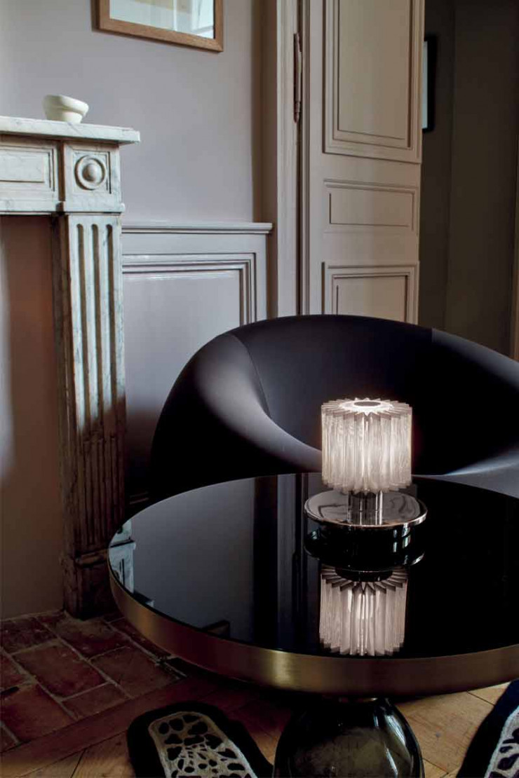 Chez DCW, Dominique Perrault et Gaëlle Lauriot-Prévost ont imaginé, pour le réaménagement du pavillon Dufour du château de Versailles, une collection de luminaires en hommage au Roi-Soleil, dont ITS Table, de la collection « In the Sun », est la version nomade.