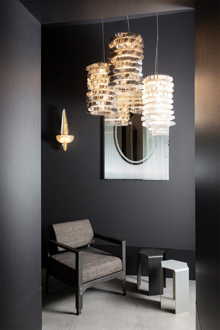 Le lustre Anémone et la lampe murale Concorde sont ici accompagnés du miroir Millerighe.