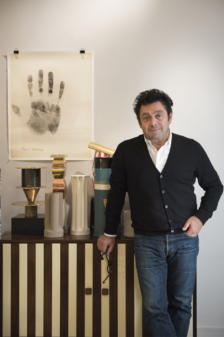 Dans l’appartement de ce collectionneur averti, grand amateur d’Ettore Sottsass – il possède d’ailleurs plusieurs céramiques du designer italien –, un tirage de 2011 de Hans-Peter Feldmann Handprint of Marcel Duchamp from Charlotte Wolff (1930s). Cette année, l’architecte a livré le salon de coiffure David Mallett, à New York, l’hôtel Lou Pinet (Maisons Pariente), à Saint-Tropez. En ce moment, il travaille pour l’hôtel Kimpton Daunou Capucine, à Paris. Il est également commissaire de l’exposition « Utopia », qui se tient, jusqu’au 21 décembre, à la galerie Tornabuoni Art, à Paris (IIIe).