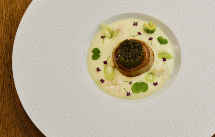Oignon doux confit et caramélisé, caviar, mousseline légère de pomme charlotte et hareng.