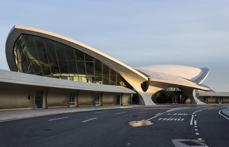 Après une longue fermeture pour travaux de remise aux normes, le TWA Flight Center (1962) est aujourd’hui réhabilité en hôtel. Il est lui aussi classé monument historique.
