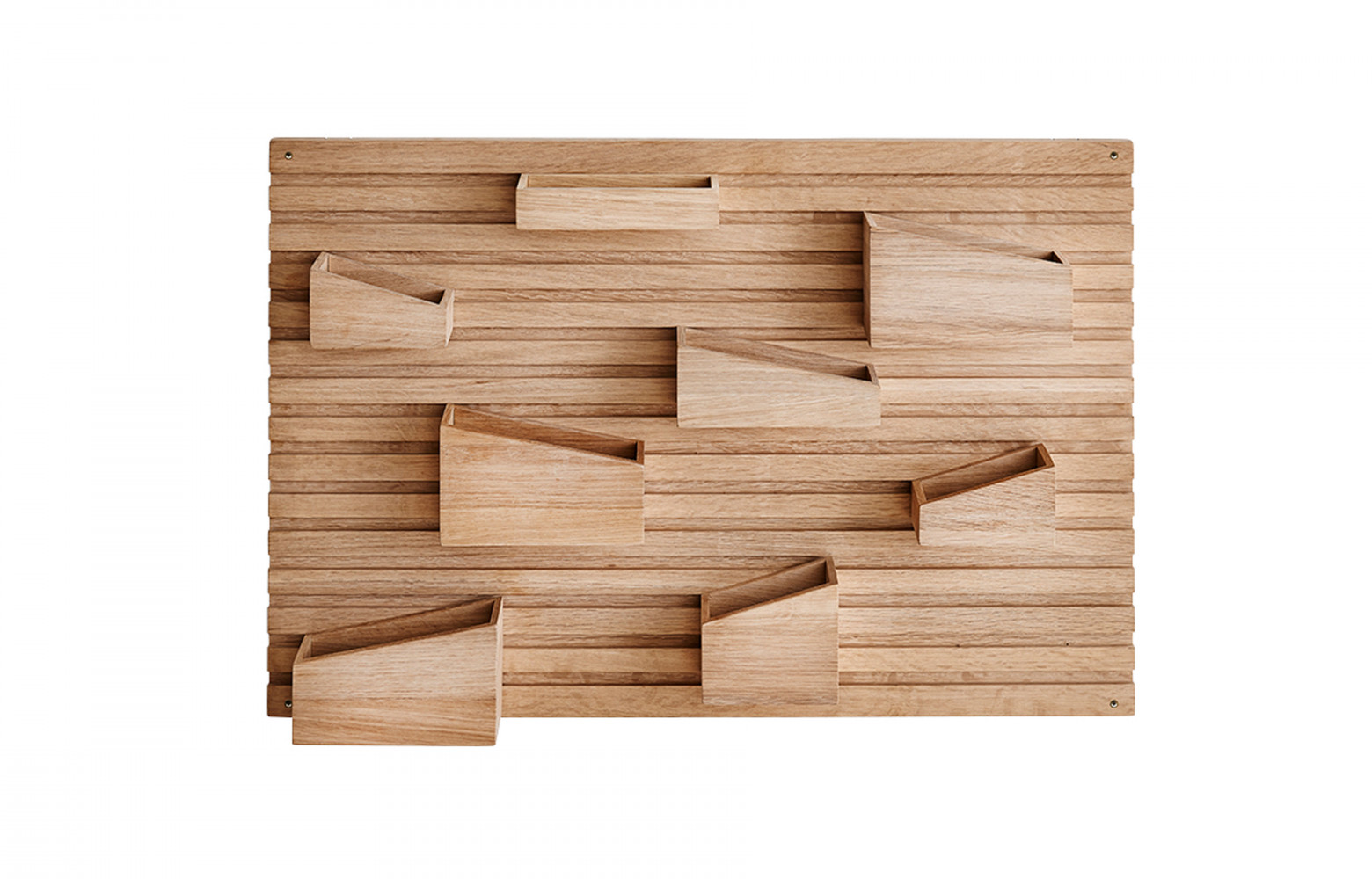 Rangement mural Input, en chêne, L 66 x p 6,5 x h 44 cm, design Anne Holm & Sigrid Smetana, 249 €. Woud chez Made in Design.