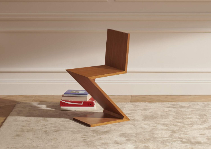 Déclinée en plusieurs coloris, la mythique chaise Zig Zag (1932) fait encore partie du catalogue Cassina.