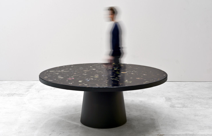 Entre art et design, la Flora Table du Polonais Marcin Rusak, est « née de la volonté de trouver un support pour présenter [s]es recherches sur la décomposition végétale ».