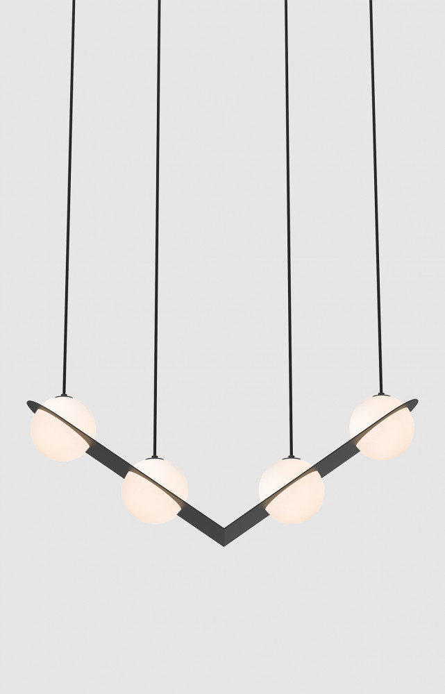 Suspension « Laurent 02 » en verre et aluminium, 3 408 €. Lambert & Fils chez Silvera.fr.