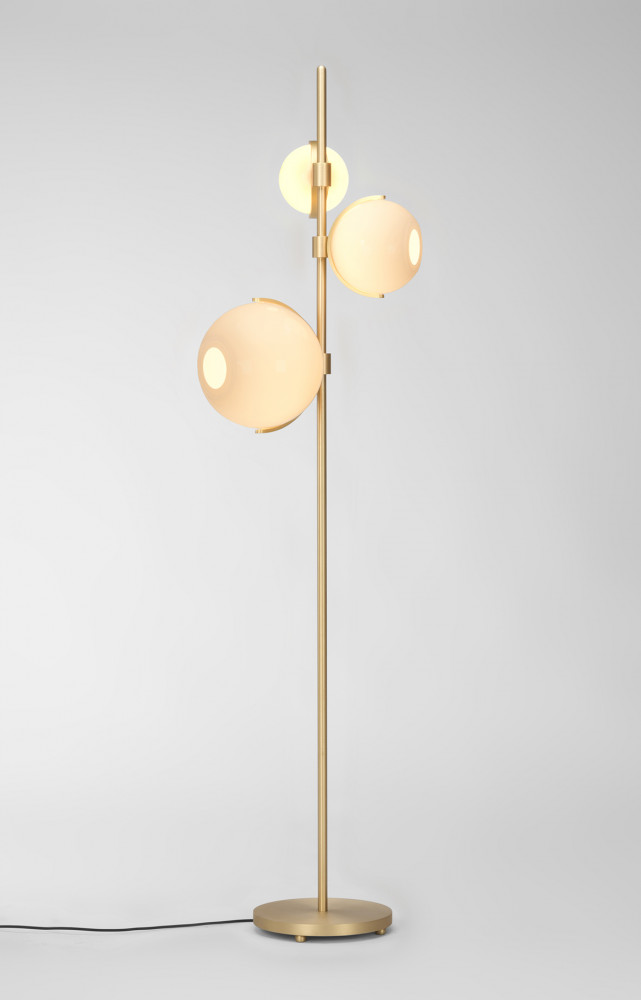 Lampadaire « Another Day » en verre et laiton, design Damien Langlois-Meurinne, à partir de 9 670 €. Pouenat.