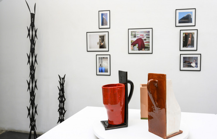 L’IBU Gallery a réuni les créations de trois générations d’artistes d’une même famille : au premier plan, les céramiques du designer Éric Schmitt ; à gauche, les sculptures de son beau-père Sandu Babeanu ; au mur, les photos de son fils, Hugo Schmitt. Un dialogue sans heurt, où chacun affirme sa personnalité.