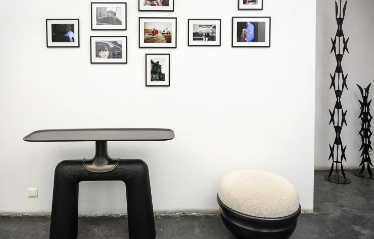 La console Arçon (2014) d’Éric Schmitt semble servir de « support terrestre » aux photos de son fils Hugo.