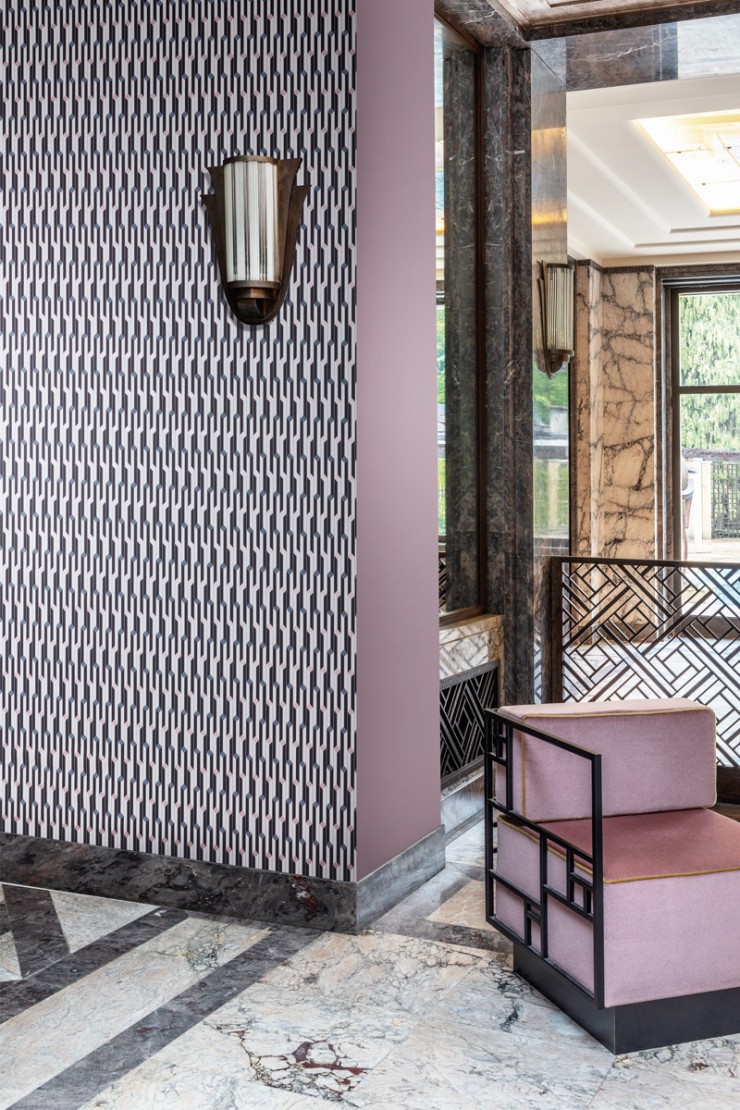 À l’occasion d’une exposition récente sur les années 20 à la villa Empain, à Bruxelles, la rénovation des murs a nécessité l’utilisation de nouveaux revêtements. Les décorateurs ont recouru à la collection « Folies » de Masureel, avec le modèle Suzanne, coloris Woodrose.