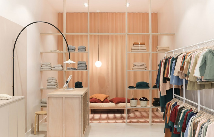 A Paris, dans le Xe arrondissement, la boutique de prêt-à-porter pour enfants Poudre Organic combine les teintes « nude » typiques de la marque, dans un espace séquencé par une structure ajourée et un comptoir chapeauté par une potence de Muller Van Severen.