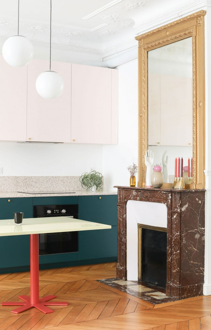 Dans cet autre projet, les éléments emblématiques de l’architecture haussmannienne sont ravivés par les teintes audacieuses de la cuisine et de la table Parrot d’India Mahdavi.