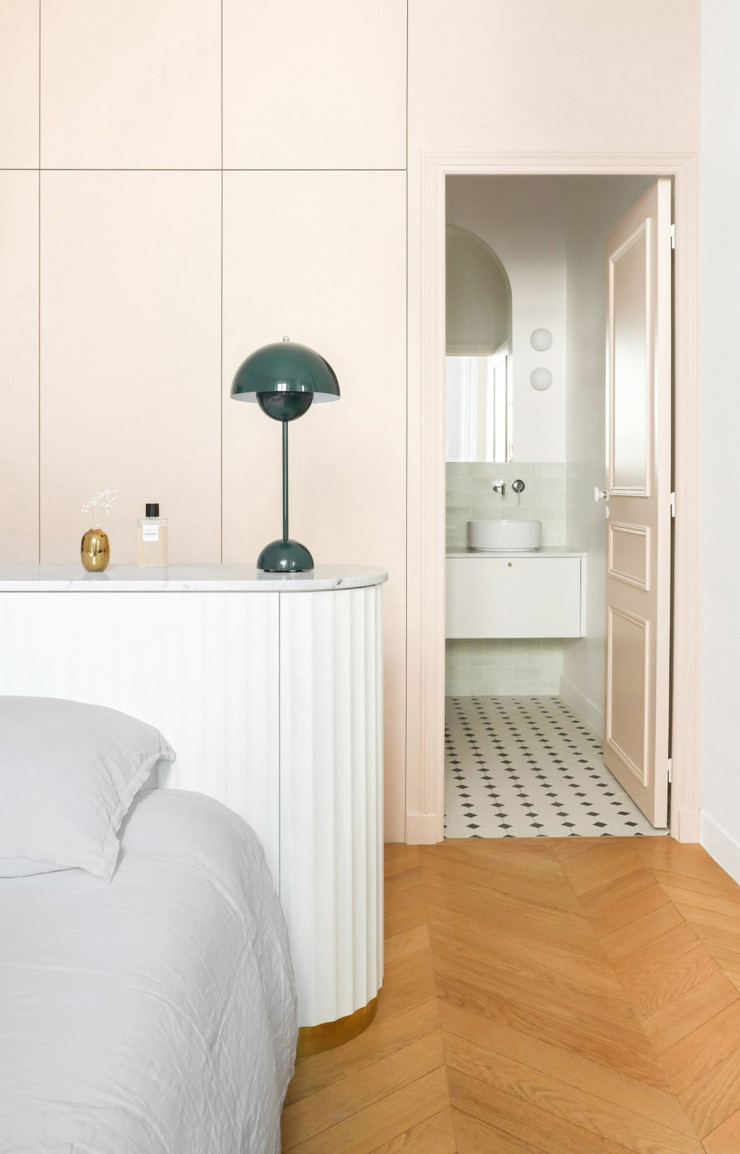 Complètement réorganisé, cet appartement de 140 m2 profite d’une nouvelle chambre parentale qui s’articule autour d’une tête de lit soulignée de marbre et de laiton, où la fameuse lampe Flowerpot de Verner Panton a parfaitement trouvé sa place.