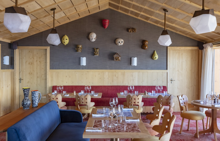 « J’ai conçu un restaurant un peu “old style”, avec de la céramique sur les tables pour supprimer les nappes. Mes luminaires en forme de glaçons ont été réalisés par le verrier Matteo Gonet (Glassworks) », précise Pierre Yovanovitch. Au mur, des coucous en céramique, clin d’œil arty au lieu.