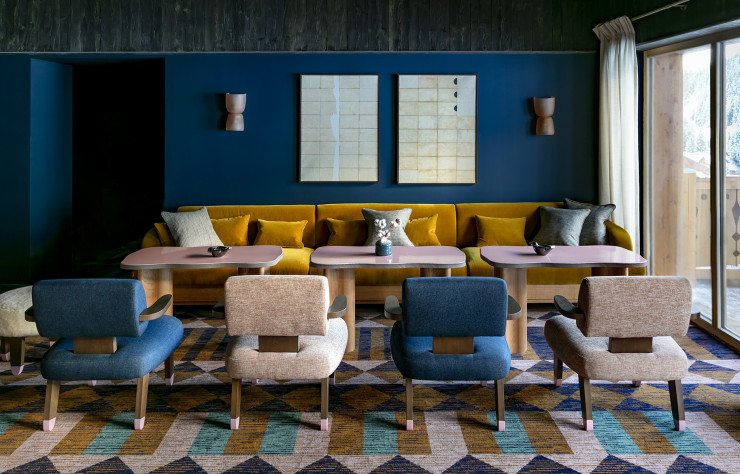 Au bar, le mobilier dessiné par Pierre Yovanovitch compose un îlot de douceur pour savourer l’après-ski en rentrant au chalet, et prolonger la soirée. Les œuvres au mur proviennent de la galerie d’Amélie du Chalard.