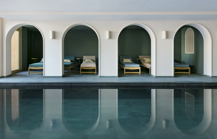 Le spa Tata Harper de 450 m2 invite au ressourcement avec ses piscines intérieures et extérieures donnant sur la montagne, son sauna, son hammam, son bain à remous et ses six cabines de soin.