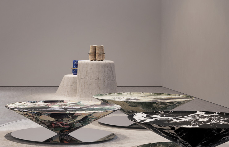 Tabourets Bolt (2012) et tables basses Float (2012).