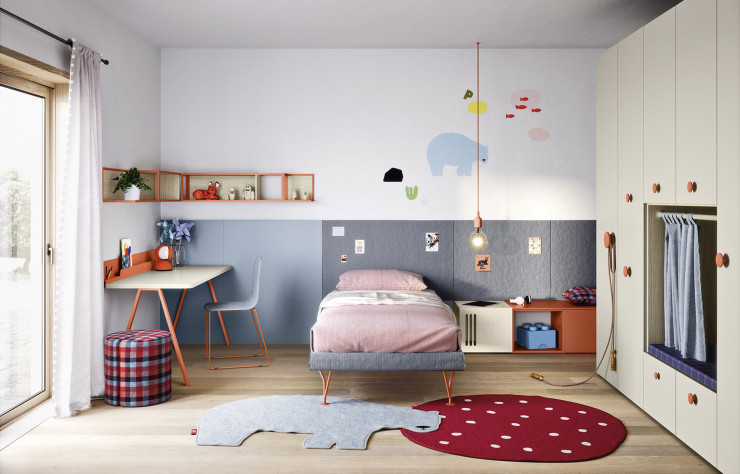 Entre les placards Boxy et la chaise Tak, les stickers Artik et les panneaux muraux Becky ont parfaitement trouvé leur place.