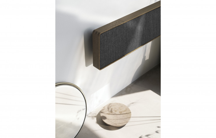 La toute première barre de son de Bang & Olufsen, la Beosound Stage, a été codessinée par Norm Architects avec l’équipe de la marque danoise.