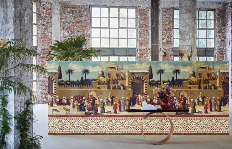 Reproduction du tableau Réception d’une délégation vénitienne à Damas (1511) (musée du Louvre), ici associée à la frise La Yourte du nomade acajou. Décor de (l x h) 236 x 137 cm (Pierre Frey).