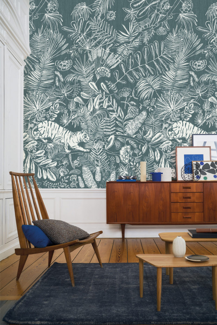 Le modèle Pashu, collection « Ceylan », à motifs floraux et d’animaux, se décline en bleu ou blanc. Décor de (l x h) 204 x 300 cm en trois lés (Casamance).