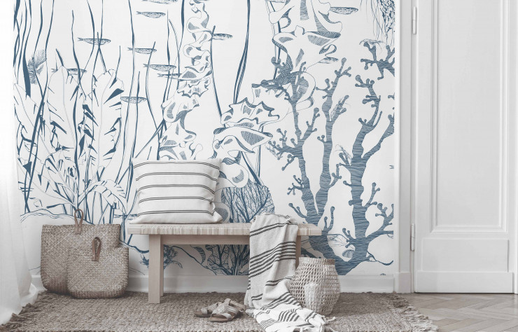 Le motif Underwater, collection « Volume 5 », se décline en trois versions (ici en bleu). Décor de (l x h max.) 540 x 330 cm en douze lés (Les Dominotiers par Au Fil des Couleurs).